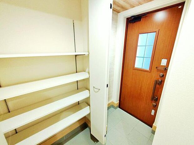 【【玄関】2号棟】お家に出会う人々を迎える玄関だからこそ、広々清潔感あふれる空間にしたいものです。豊富な収納で常にきれいな玄関をキープできそうですね♪