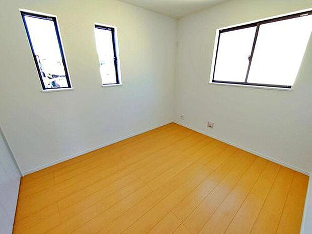 【~Room~A号棟】2面採光を確保した明るい室内は、風通しも良く、大変居心地の良い空間となっております。爽やかな風を感じて起きる朝は、快適生活の始まりに!