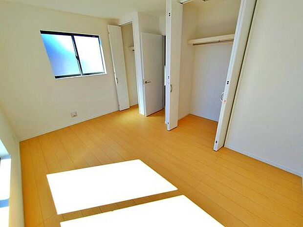 【~Room~A号棟】全居室に収納を完備しておりますので、居室の全空間を有効活用出来ます。自分好みのお部屋で、ゆったりお寛ぎ頂けます。