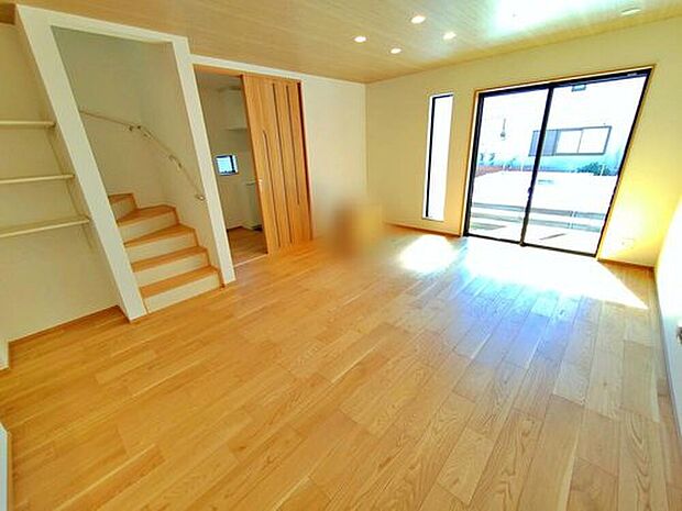 【~Living Room~A号棟】ここにはみんなが集い、食事と楽しい会話が始まる。話に夢中になりすぎて、ついつい時を忘れ時間が過ぎてしまう。そんな束の間の幸せを感じさせてくれる場所となることでしょう。