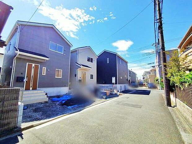 【【前面道路含む現地写真】】住環境良好な人気の低層住居専用地域に立地しております。スーパー・コンビニが徒歩圏内にあり毎日のお買い物にも便利です♪