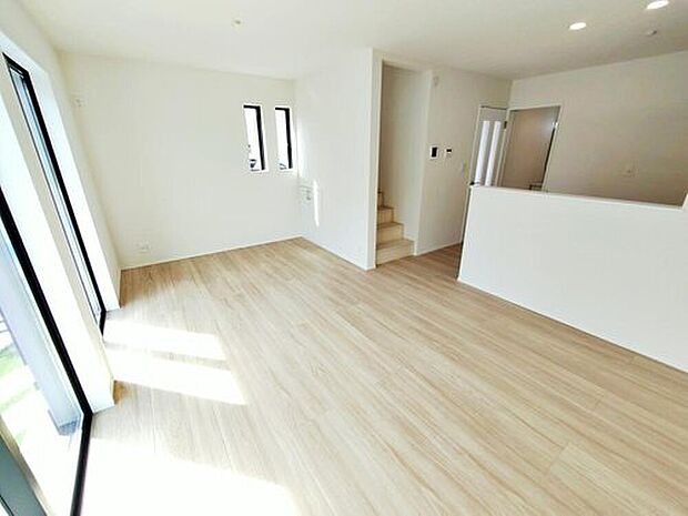 【~Living Room~A号棟】ここにはみんなが集い、食事と楽しい会話が始まる。話に夢中になりすぎて、ついつい時を忘れ時間が過ぎてしまう。そんな束の間の幸せを感じさせてくれる場所となることでしょう。