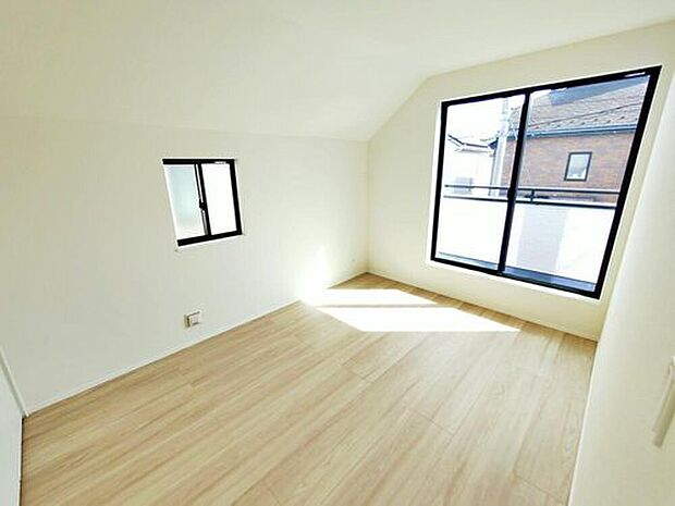 【~Room~A号棟】2面採光を確保した明るい室内は、風通しも良く、大変居心地の良い空間となっております。爽やかな風を感じて起きる朝は、快適生活の始まりに!
