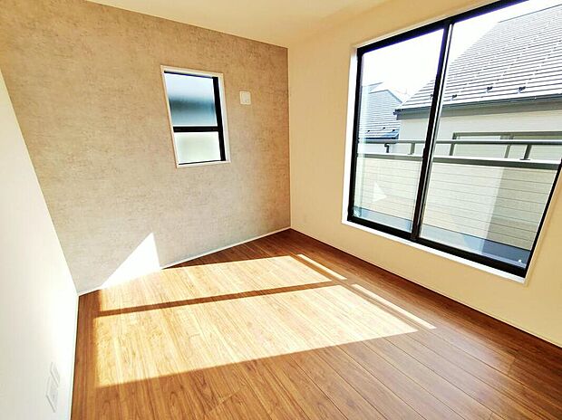 【リビング以外の居室】1号棟
2面採光を確保した明るい室内は、風通しも良く、大変居心地の良い空間となっております。爽やかな風を感じて起きる朝は、快適生活の始まりに!