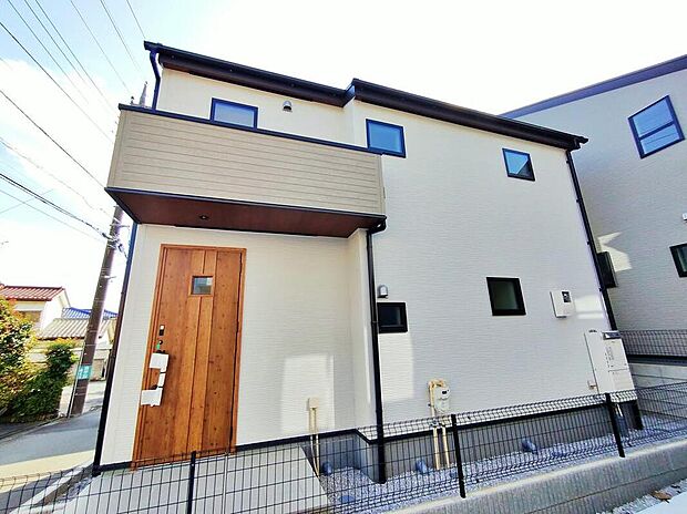 【現地外観写真】5号棟
気になった物件すぐにご見学対応させていただきます♪平日・お仕事帰りなど、いつでもご案内可能です♪周辺環境と併せて、実際に現地をご確認ください♪