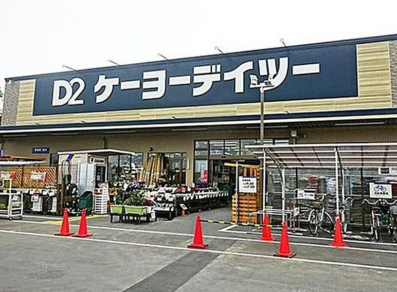 DCM高塚店まで700m