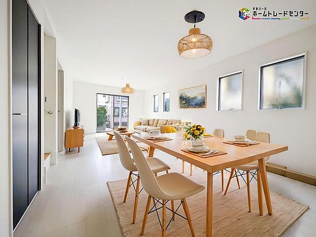 陽光差し込む明るいリビング♪広々とした開放感あふれるLDKは充分な広さがございますので、ご家族でインテリアのレイアウトを考えるのも楽しみになりそうです。
※こちらの写真は、家具をCGで合成したものです