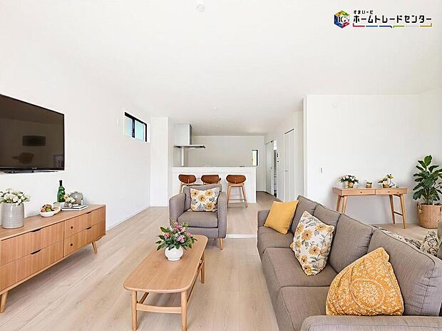 広々とした開放感あふれるLDKはゆったり寛げる充分な広さがございますので、ご家族でインテリアのレイアウトを考えるのも楽しみになりそうです
※こちらの写真は、家具をCGで合成したものです。