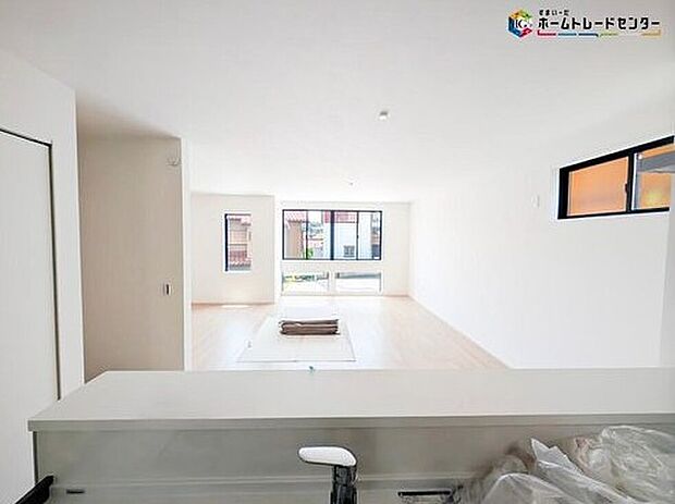 キッチンからのパパママ目線はコチラ♪キッチンは開放感もありリビング全体が見渡せますね♪広くて明るいキッチンは大変使いやすくなっております。