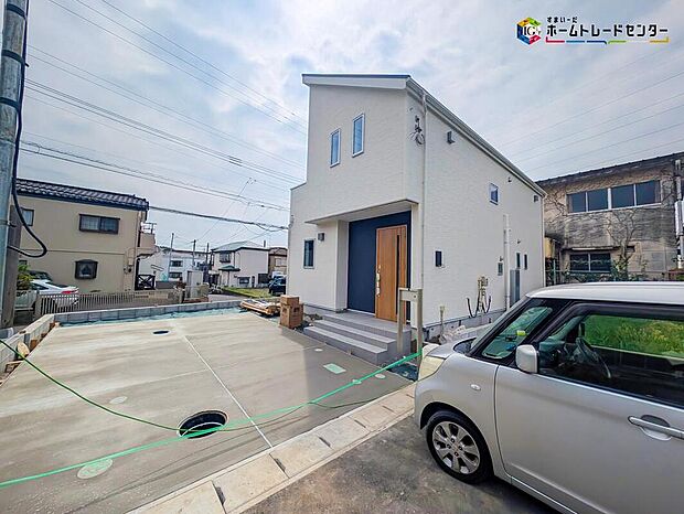 【現地外観】
カースペースは車種により並列２台分駐車可能！ゆとりあるスペースです♪