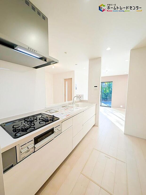 人気の対面式キッチン♪
お食事の準備をしながらでもご家族とのコミュニケーションを楽しめます♪お子様のお手伝いも増えそうですね♪