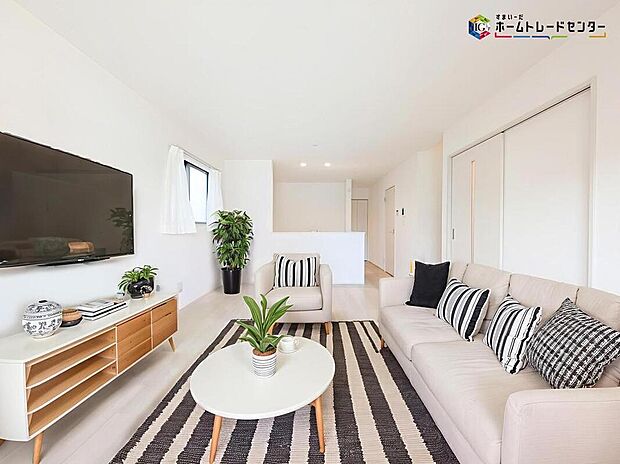 インテリアプランが考えやすいワイドなリビング♪広々としたLDKに、自分好みのインテリアでレイアウト。季節ごとに模様替えなども、楽しみの一つとなりそうです
※こちらの写真は、家具をCGで合成したものです