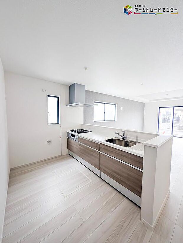 水廻り集中設計で家事もスムーズ♪
ママも助かる食洗器付き!カフェ風のキッチンでご家族で楽しくお料理をお楽しみいただけます!