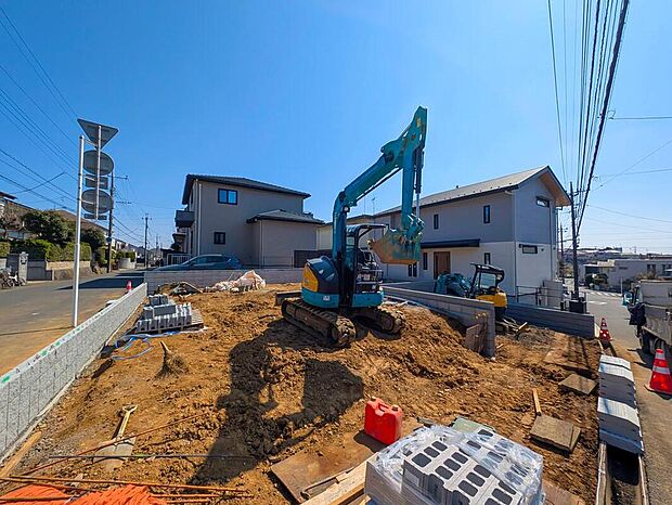 嬉しい仕様がたくさん！
全居室南向き、玄関吹抜け、WIC、土間収納、フリーコーナー、LDK可動棚、ホール物入、インナーバルコニー×2、庭、駐車2台可能等！