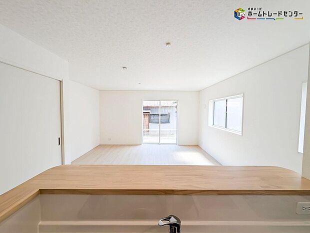 キッチンからのパパママ目線はコチラ♪キッチンは開放感もありリビング全体が見渡せますね♪広くて明るいキッチンは大変使いやすくなっております。