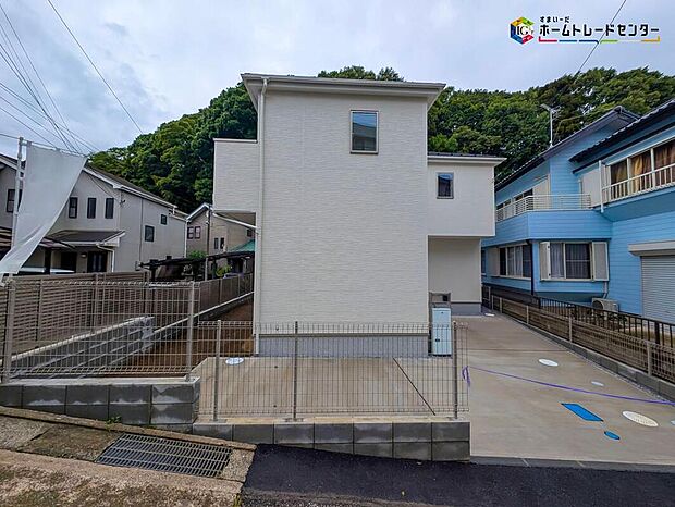 嬉しい仕様がたくさん！
LDK19帖、全洋室、浴室乾燥機、WIC×3、キッチン可動棚、2階ホール収納、宅配BOX、庭、駐車2台可能（車種による）等♪