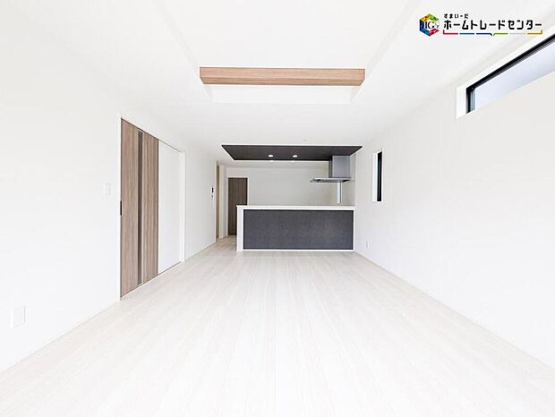 窓から差し込む陽光は、時間の経過とともに位置を変え、部屋に変化と温もりをもたらしてくれます♪あたたかい光が差し込む、温もりあふれるお住まいです♪