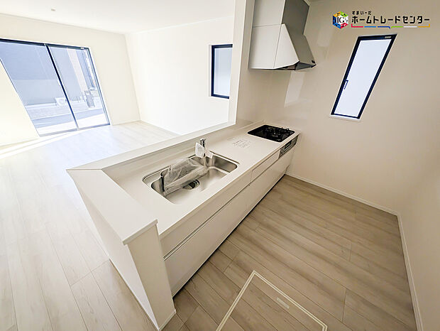 【キッチン】対面式キッチンは、家族のコミュニケーションを育み、子育て家族にも好適なプラン!リビングで寛ぐご家族をいつも感じられます♪会話を楽しみながら家事ができ、小さいお子様がいても安心です!