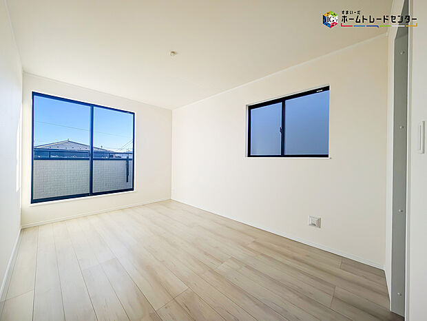 【リビング以外の居室】2面採光を確保した明るい室内は、風通しも良く居心地の良い空間となっております。爽やかな風を感じて起きる朝は、快適生活の始まりに!