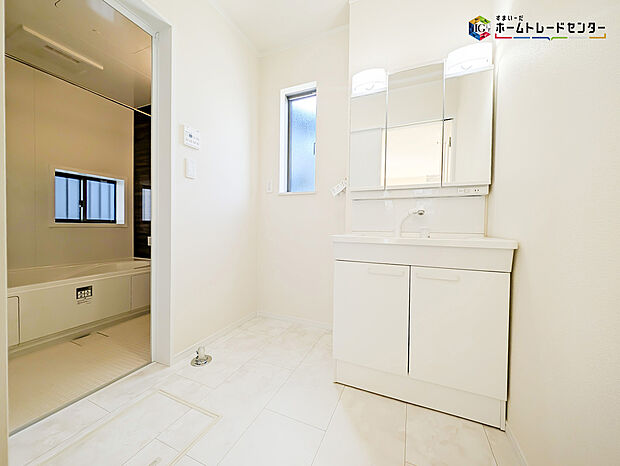 【洗面】白を基調とした爽やかなサニタリースペース。清潔感のある快適空間です。毎日の身支度も気持ち良くお使い頂けます！！高級感があり毎日の身だしなみも気分が上がりますね♪