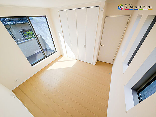 【リビング以外の居室】2面採光を確保した明るい室内は、風通しも良く居心地の良い空間となっております。爽やかな風を感じて起きる朝は、快適生活の始まりに！