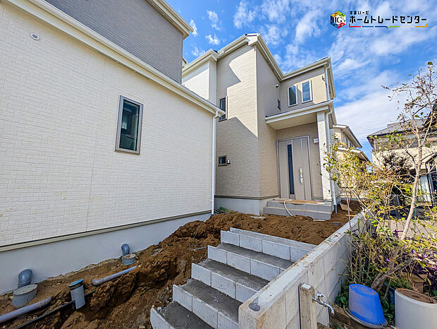 【現地外観写真】嬉しい仕様設備♪
水廻り集中設計、全洋室、フリースペース（納戸）、WIC、ホール物入、ワイドバルコニー、庭、駐車1～2台可能等♪