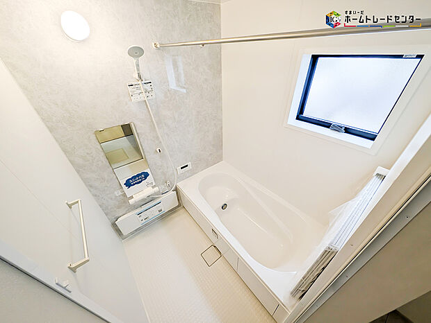 【浴室】毎日の疲れを癒す浴室は１坪タイプで、床は乾きやすく、滑りにくい速乾床を採用しておりお子様とのお風呂タイムも安心してゆったりとくつろげます。