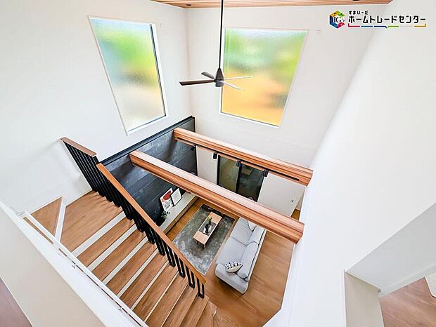 【リビング】吹き抜けは天井が高く開放感が生まれるとともに、部屋全体が広く見え「余白」が生まれるのでオシャレな空間になります。インテリアで壁を飾ってみるのも良いですね♪