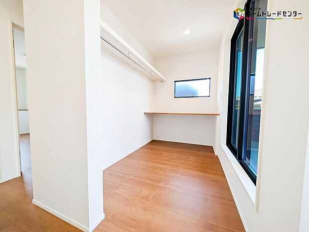 【ファミリークローク】【47号棟】
開放感あるファミリークロークはバルコニーのすぐ隣にあるので洗濯物が乾いたらすぐに取り込んで収納ができますね！
是非現地でご確認ください！