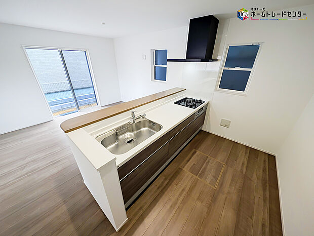 【≪キッチン≫】対面式キッチンは、家族のコミュニケーションを育み、子育て家族にも好適なプラン！リビングで寛ぐご家族をいつも感じられます♪会話を楽しみながら家事ができ、小さいお子様がいても安心です！