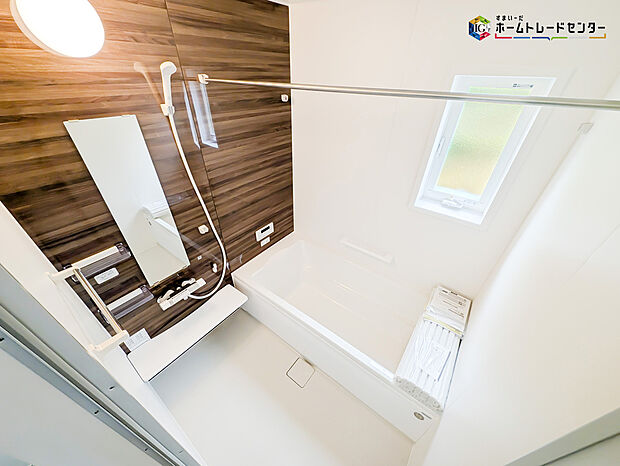 【≪浴室≫】毎日の疲れを癒す浴室は１坪タイプで、床は乾きやすく、滑りにくい速乾床を採用しておりお子様とのお風呂タイムも安心してゆったりとくつろげます。