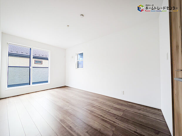 【≪リビング以外の居室≫】2面採光を確保した明るい室内は、風通しも良く居心地の良い空間となっております。爽やかな風を感じて起きる朝は、快適生活の始まりに！