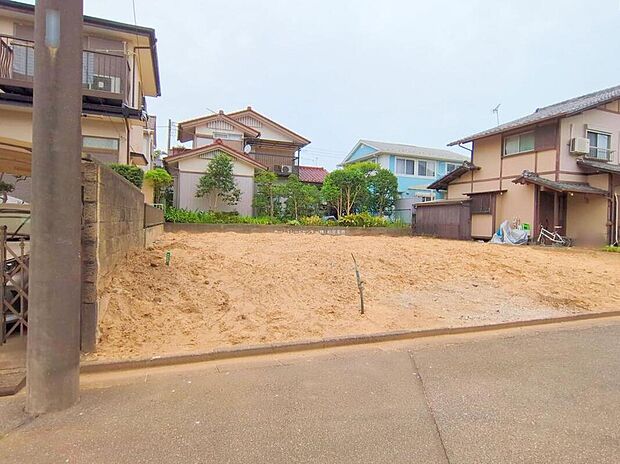 【現地外観写真】嬉しい仕様がたくさん！
浴室乾燥機、水廻り集中設計、リビングイン階段、LDK収納、南面バルコニー、カースペース1台分等♪