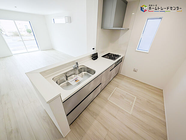 【キッチン】対面式キッチンは、家族のコミュニケーションを育み、子育て家族にも好適なプラン!リビングで寛ぐご家族をいつも感じられます♪会話を楽しみながら家事ができ、小さいお子様がいても安心です!