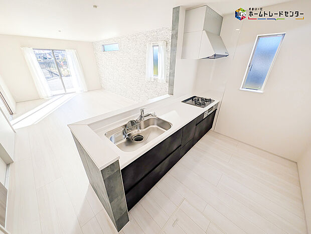 【キッチン】対面式キッチンは、家族のコミュニケーションを育み、子育て家族にも好適なプラン!リビングで寛ぐご家族をいつも感じられます♪会話を楽しみながら家事ができ、小さいお子様がいても安心です!