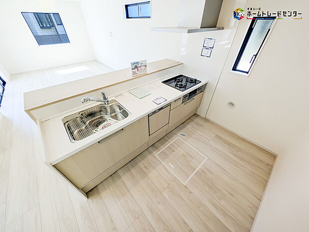 【キッチン】対面式キッチンは、家族のコミュニケーションを育み、子育て家族にも好適なプラン！リビングで寛ぐご家族をいつも感じられます♪会話を楽しみながら家事ができ、小さいお子様がいても安心です！