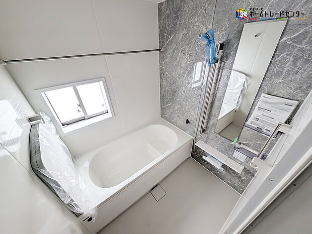 【浴室】毎日の疲れを癒す浴室は１坪タイプで、床は乾きやすく、滑りにくい速乾床を採用しておりお子様とのお風呂タイムも安心してゆったりとくつろげます。