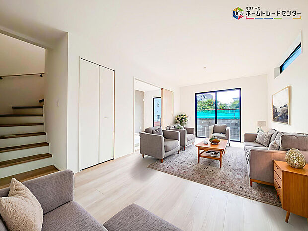 【リビング】インテリアプランが考えやすいワイドなリビング♪広々としたLDKに、自分好みのインテリアでレイアウト。季節ごとに模様替えなども、楽しみの一つとなりそうです
※こちらの写真は、家具をCGで合成したものです