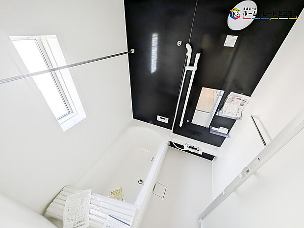 【浴室】毎日の疲れを癒す浴室は１坪タイプで、床は乾きやすく、滑りにくい速乾床を採用しておりお子様とのお風呂タイムも安心してゆったりとくつろげます。
