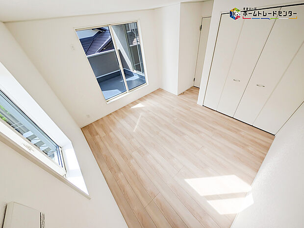 【リビング以外の居室】2面採光を確保した明るい室内は、風通しも良く居心地の良い空間となっております。爽やかな風を感じて起きる朝は、快適生活の始まりに！