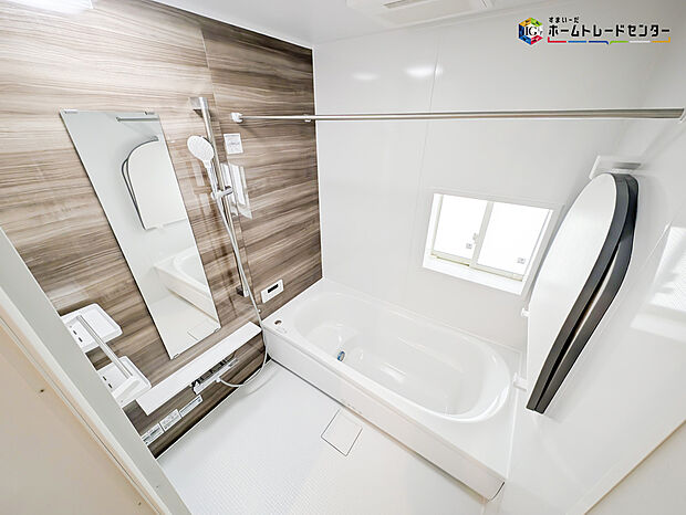 【浴室】毎日の疲れを癒す浴室は１坪タイプで、床は乾きやすく、滑りにくい速乾床を採用しておりお子様とのお風呂タイムも安心してゆったりとくつろげます。