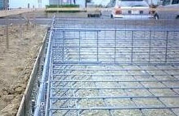 【【ベタ基礎】】床面と立ち上がり部分が一体となる強固なベタ基礎工法。
幅は150ミリ、高さは400ミリ。鉄筋はあらかじめ工場でつくることで現場加工による精度のバラツキもなくしています。
