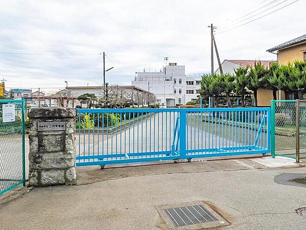 野田市立二川中学校（約830m）