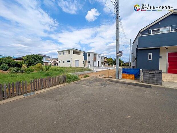 【前面道路含む現地写真】2025年8月完成！
平日・お仕事帰りなど、いつでもご案内致します！
お気軽にお問い合わせ下さい♪