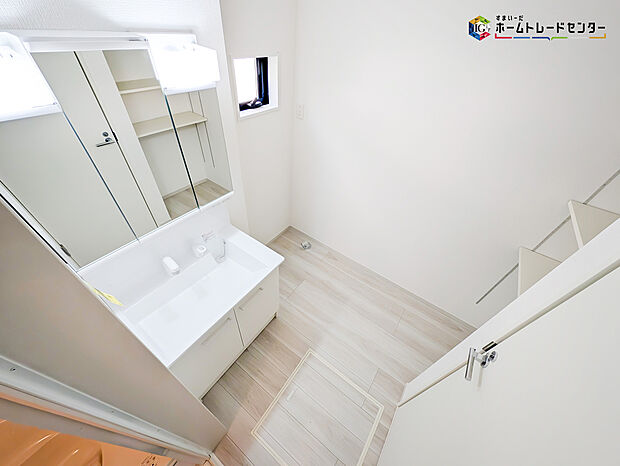 【洗面】白を基調とした爽やかなサニタリースペース。清潔感のある快適空間です。毎日の身支度も気持ち良くお使い頂けます！！高級感があり毎日の身だしなみも気分が上がりますね♪