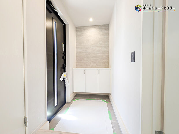 【玄関】明るく清潔感のある玄関でお客様を迎えるスペースをパッと明るい印象に！大容量の収納力で大家族の履物もすっきり収納できます♪ウッドテイストの玄関ドアがお洒落です。
