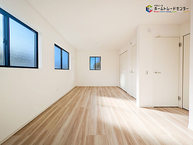 【リビング以外の居室】2面採光を確保した明るい室内は、風通しも良く居心地の良い空間となっております。爽やかな風を感じて起きる朝は、快適生活の始まりに！