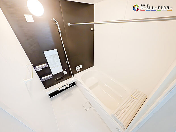 【浴室】毎日の疲れを癒す浴室は1坪タイプで、床は乾きやすく、滑りにくい速乾床を採用しておりお子様とのお風呂タイムも安心してゆったりとくつろげます。