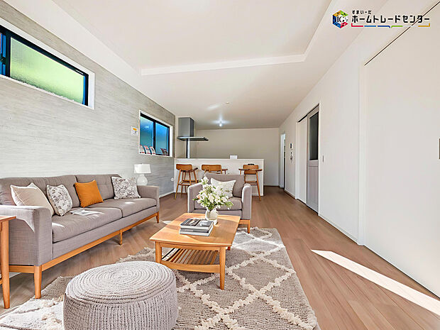 【リビング】インテリアプランが考えやすいワイドなリビング♪広々としたLDKに、自分好みのインテリアでレイアウト。季節ごとに模様替えなども、楽しみの一つとなりそうです
※こちらの写真は、家具をCGで合成したものです