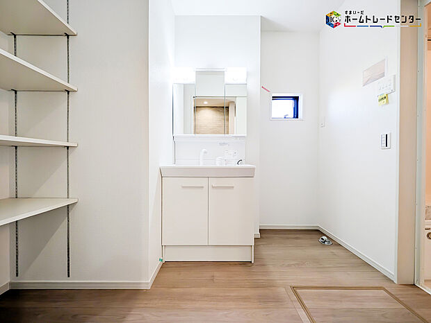 【洗面】白を基調とした爽やかなサニタリースペース。清潔感のある快適空間です。毎日の身支度も気持ち良くお使い頂けます！！高級感があり毎日の身だしなみも気分が上がりますね♪